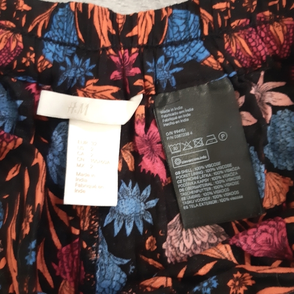 GUC Patterned H&M Shorts - Picture 5 of 6